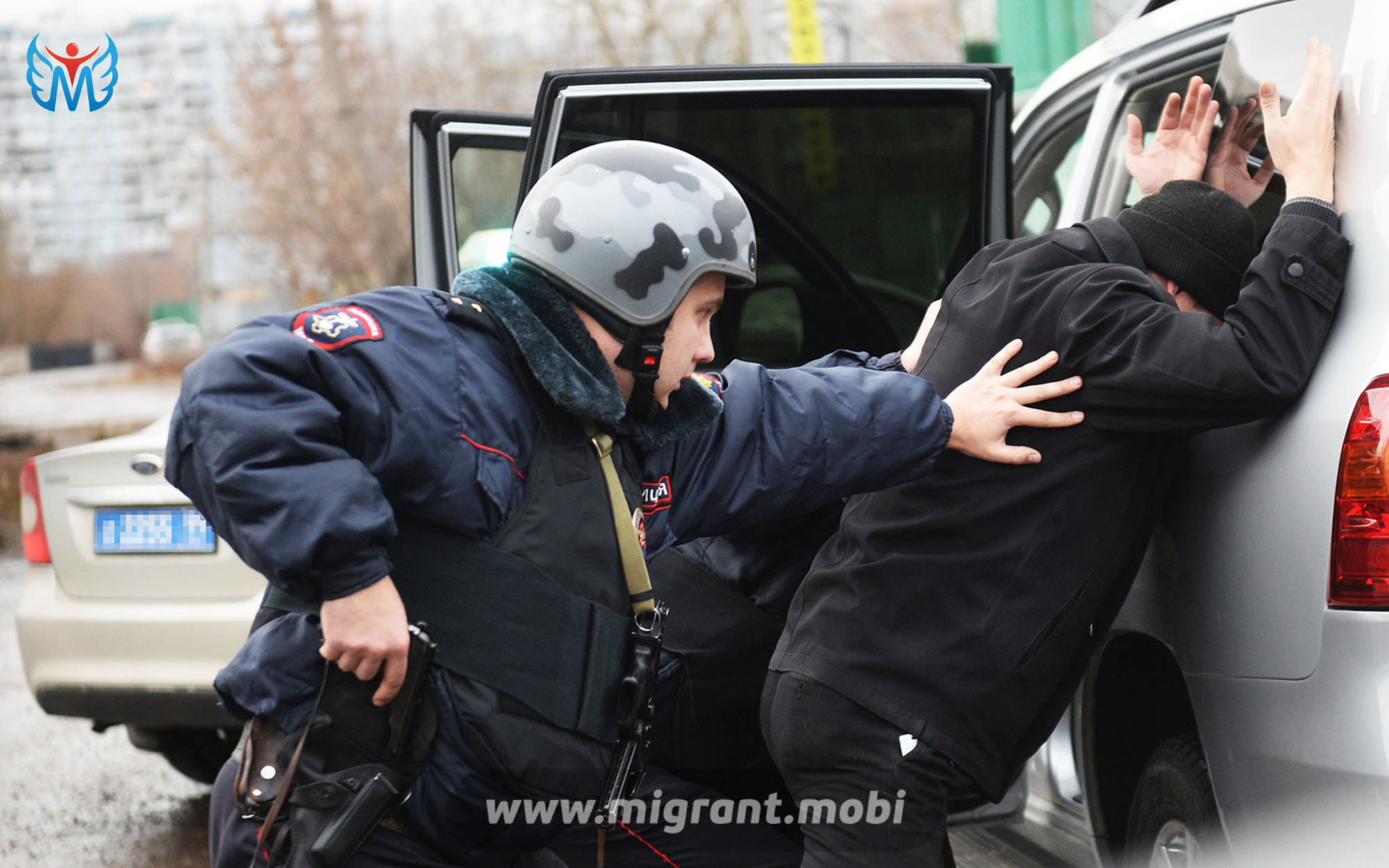 Преступность в органах внутренних дел. Полиция обезвреживает преступника. Преступник скрылся от полиции. Преступник спрятался от полиции. Фируз Расулов.