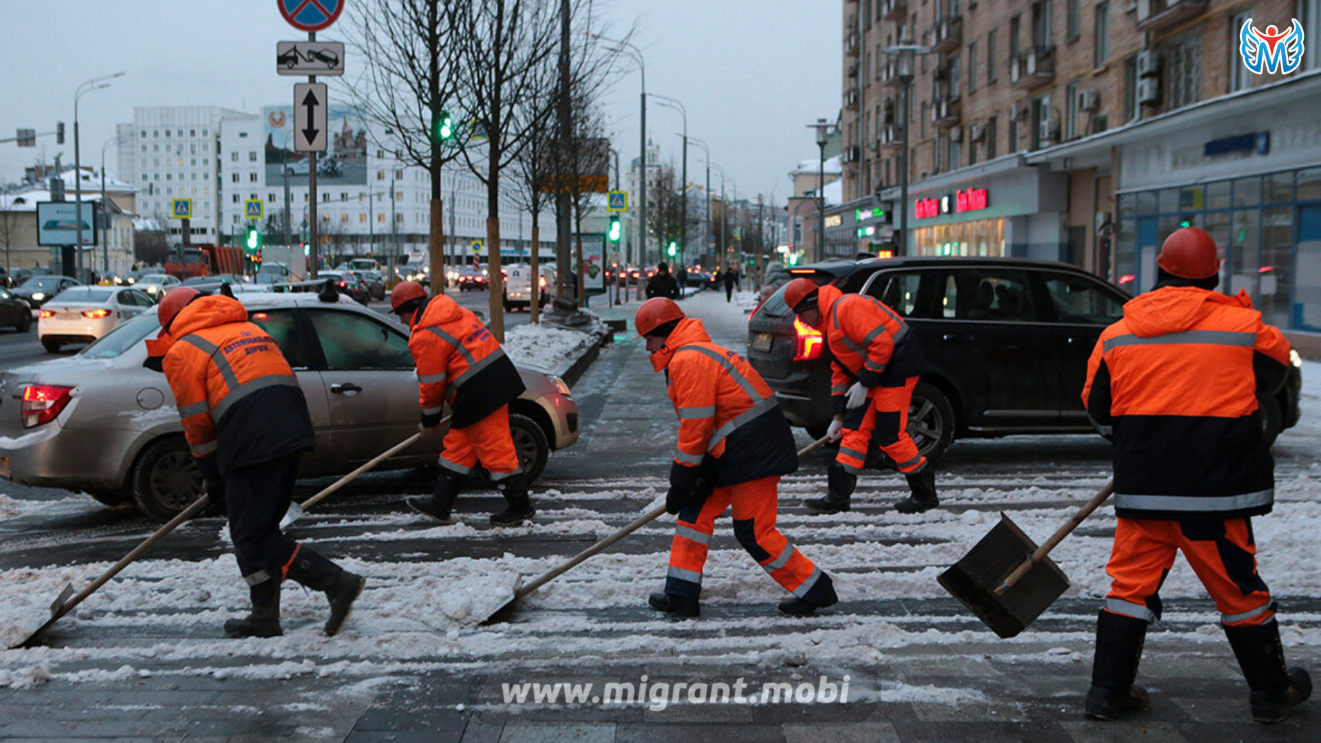 Работа дворником в москве. Дворник. Дворник в Москве. Мигранты дворники. Дворник гастарбайтер Москва.