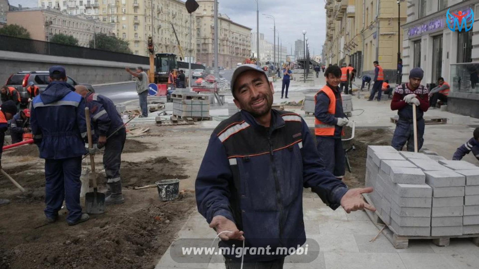 Таджики уезжают из россии после крокуса. Таджики мигранты в Москве. Гастарбайтеры на стройке. Мигранты на стройке. Таджики на стройке.