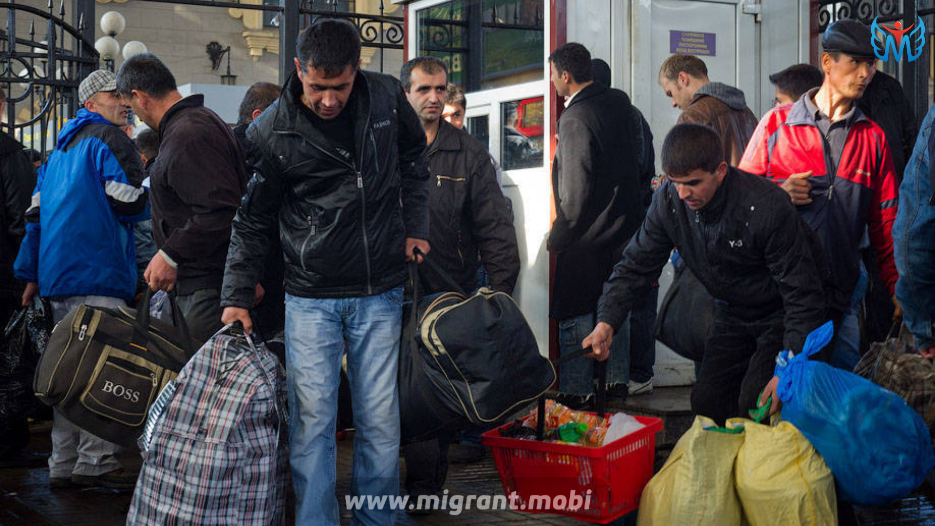 Таджики уезжают из москвы после теракта. Мигранты в России. Трудовые мигранты Таджикистана. Мигранты в Москве. Мигранты узбеки.