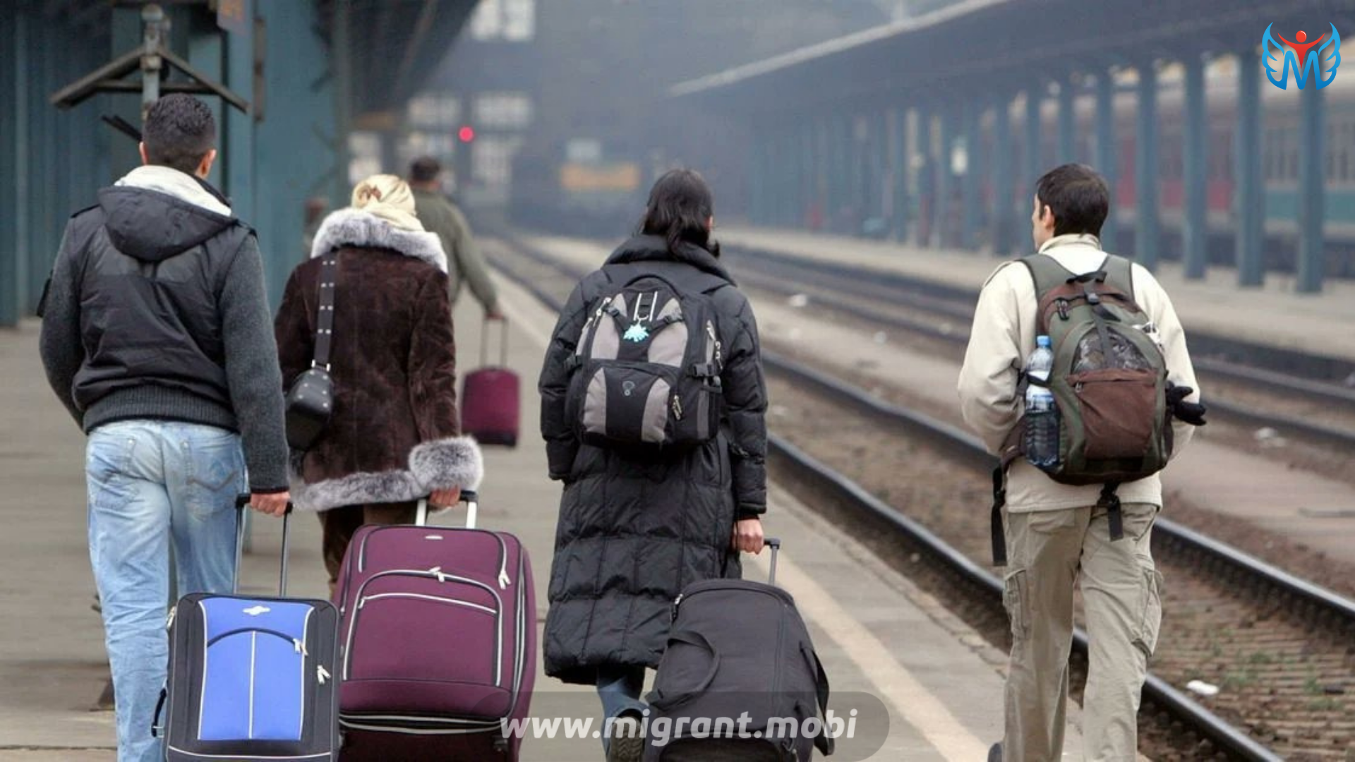 Уезжать почему. Люди на вокзале. Отток населения. Мигрант с чемоданом. Люди с чемоданами на вокзале.