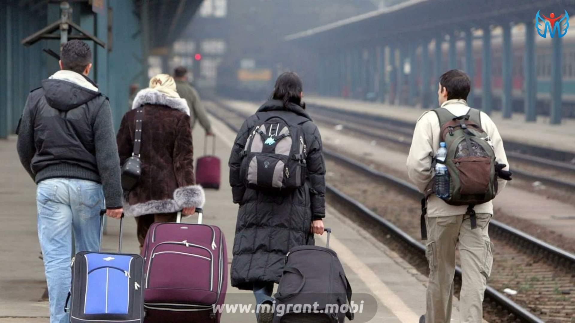 Приезжающие в москву. Люди на вокзале. Отток населения. Мигрант с чемоданом. Люди с чемоданами на вокзале.