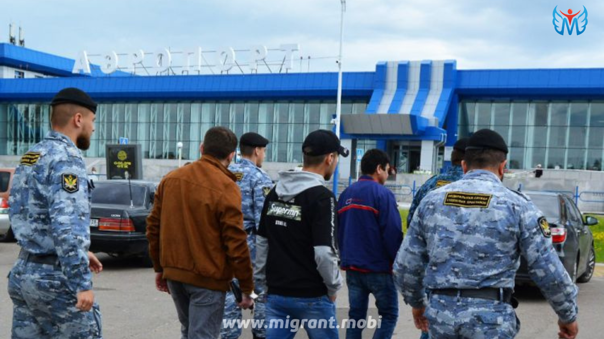 Таджиков отправляют домой. Выдворение мигрантов. ФССП Благовещенск. Амур область мигранты. Мигранты фото.