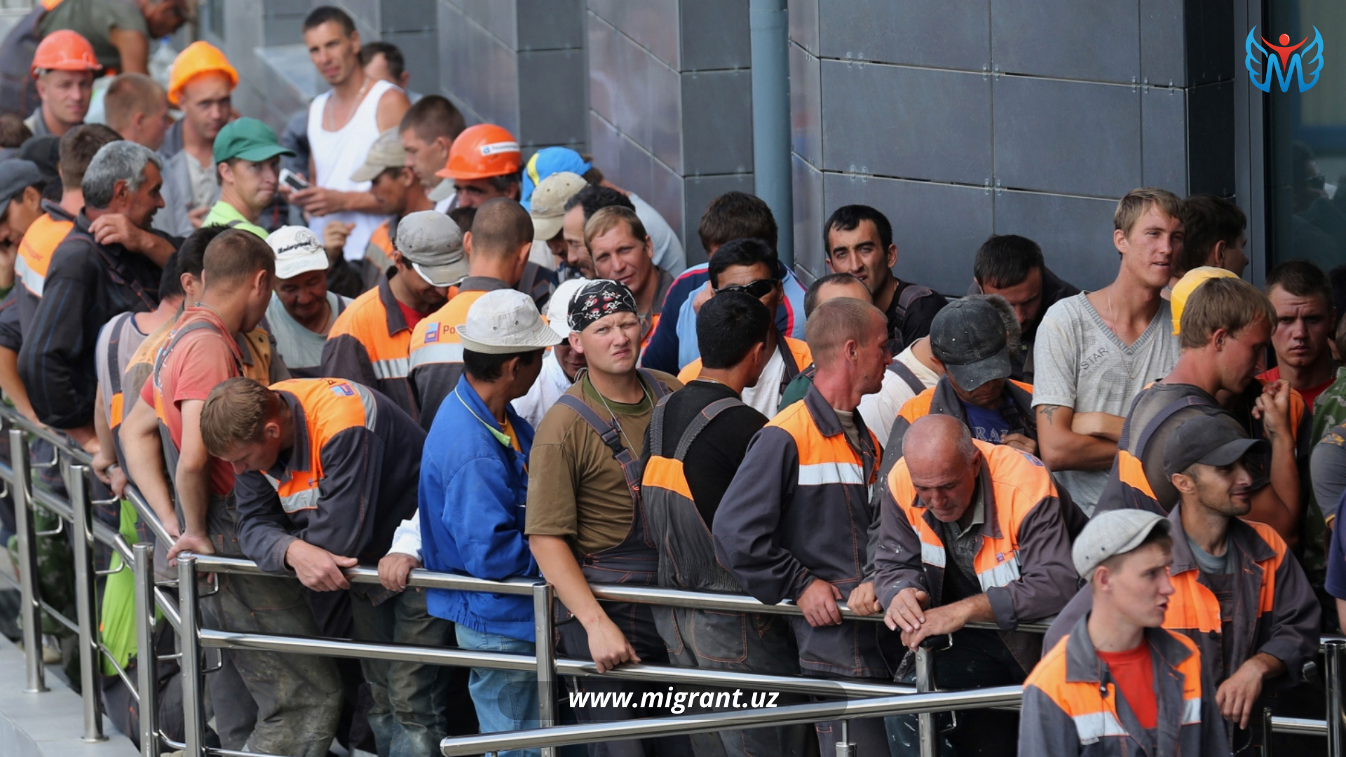 Таджики бегут из москвы сегодня. Трудовые мигранты. Рабочие гастарбайтеры. Гастарбайтеры на стройке. Толпа рабочих.