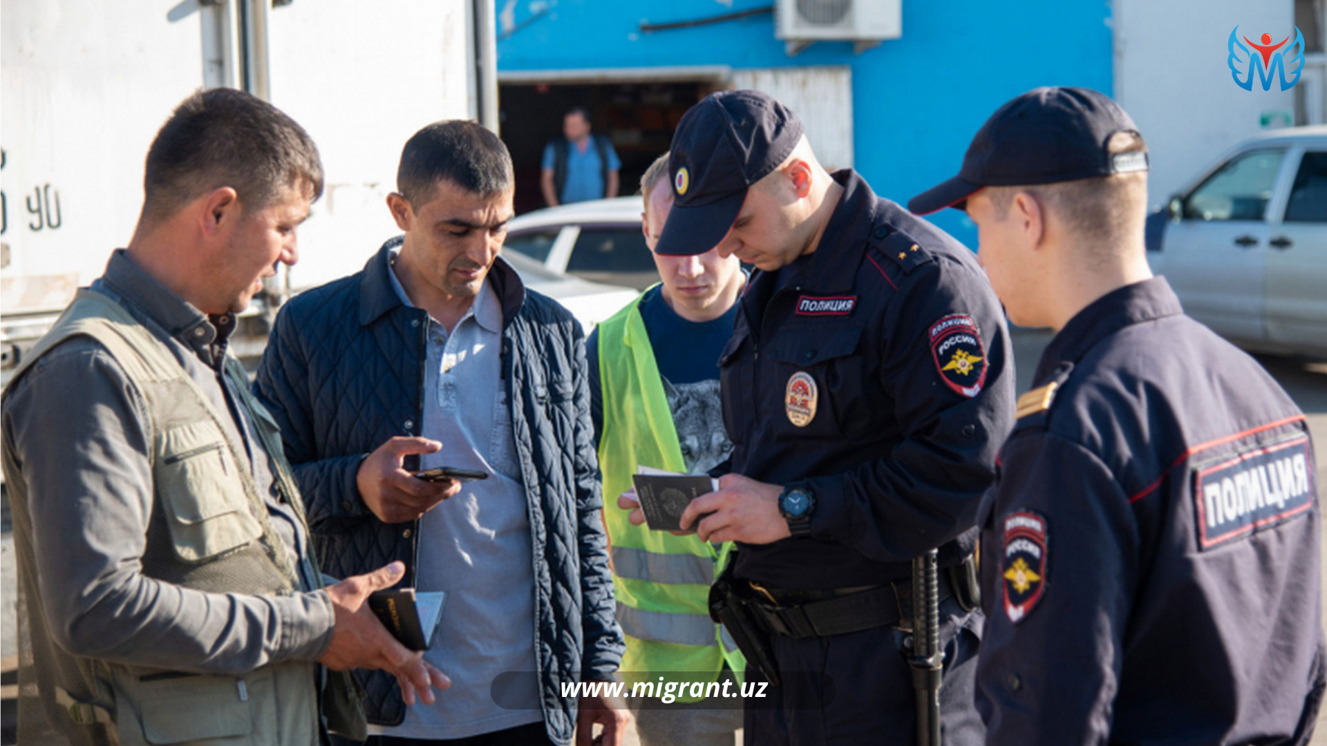 Первая новост. Мигранты и полиция. Полиция рейд на рынке. Полиция проверяет мигрантов. Сайт Красноярской полиции.
