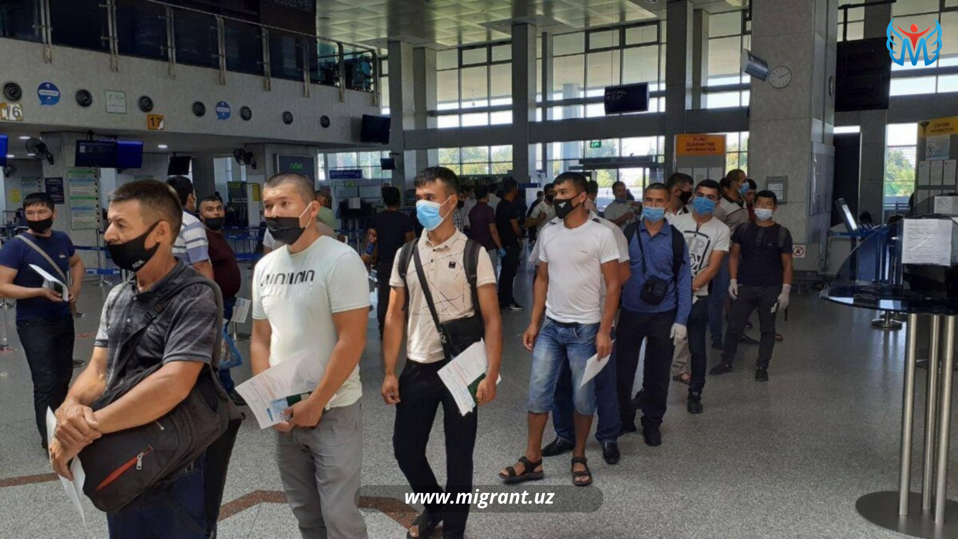 Депортация граждан узбекистана. Мигранты в аэропорту. Миграция Узбекистан. Таджикские мигранты. Узбекские мигранты.